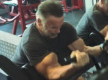 Arnold Schwarzenegger treinando aos 71 anos de idade (Motivacional)